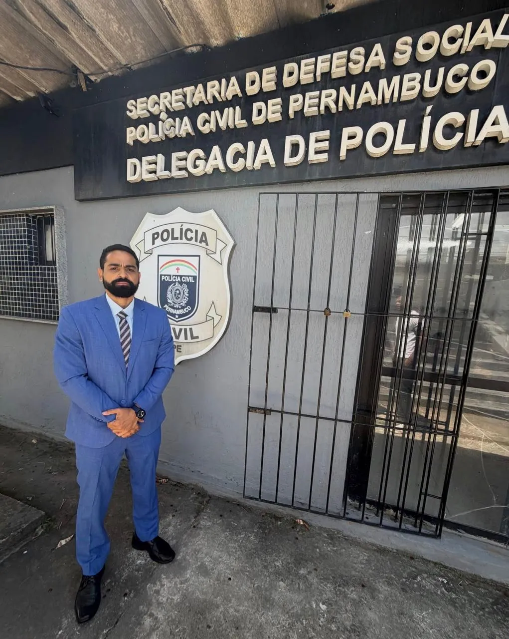 Thúlio Mendes em frente a uma delegacia da Polícia Civil de Pernambuco