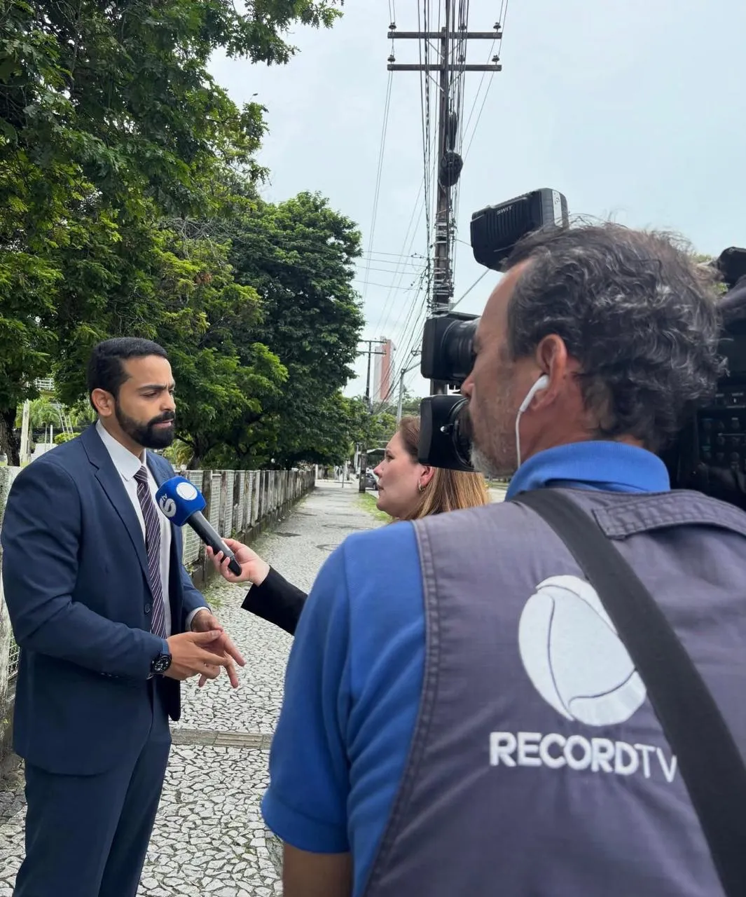 Thúlio Mendes concedendo entrevista à equipe da Record TV